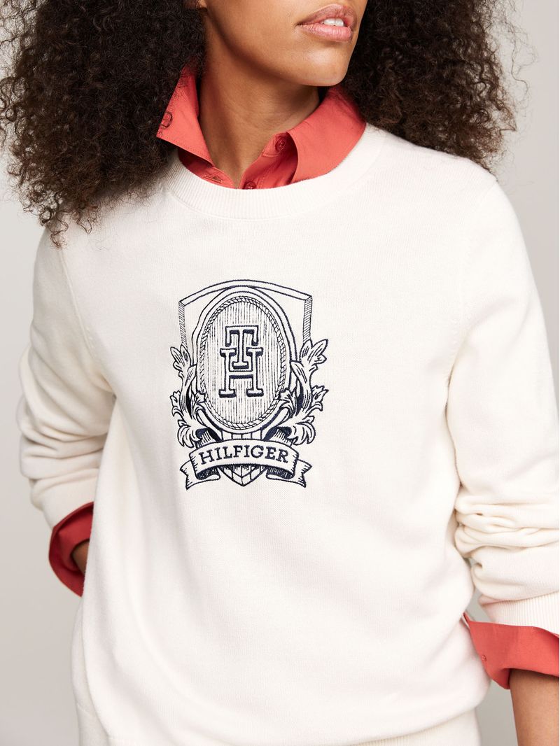 Sweater-con-escudo-del-monograma-TH-bordado