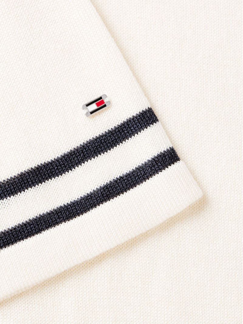 Sweater-tipo-polo-con-ribetes-de-raya-