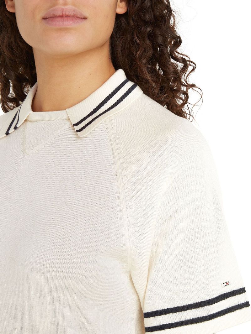 Sweater-tipo-polo-con-ribetes-de-raya-