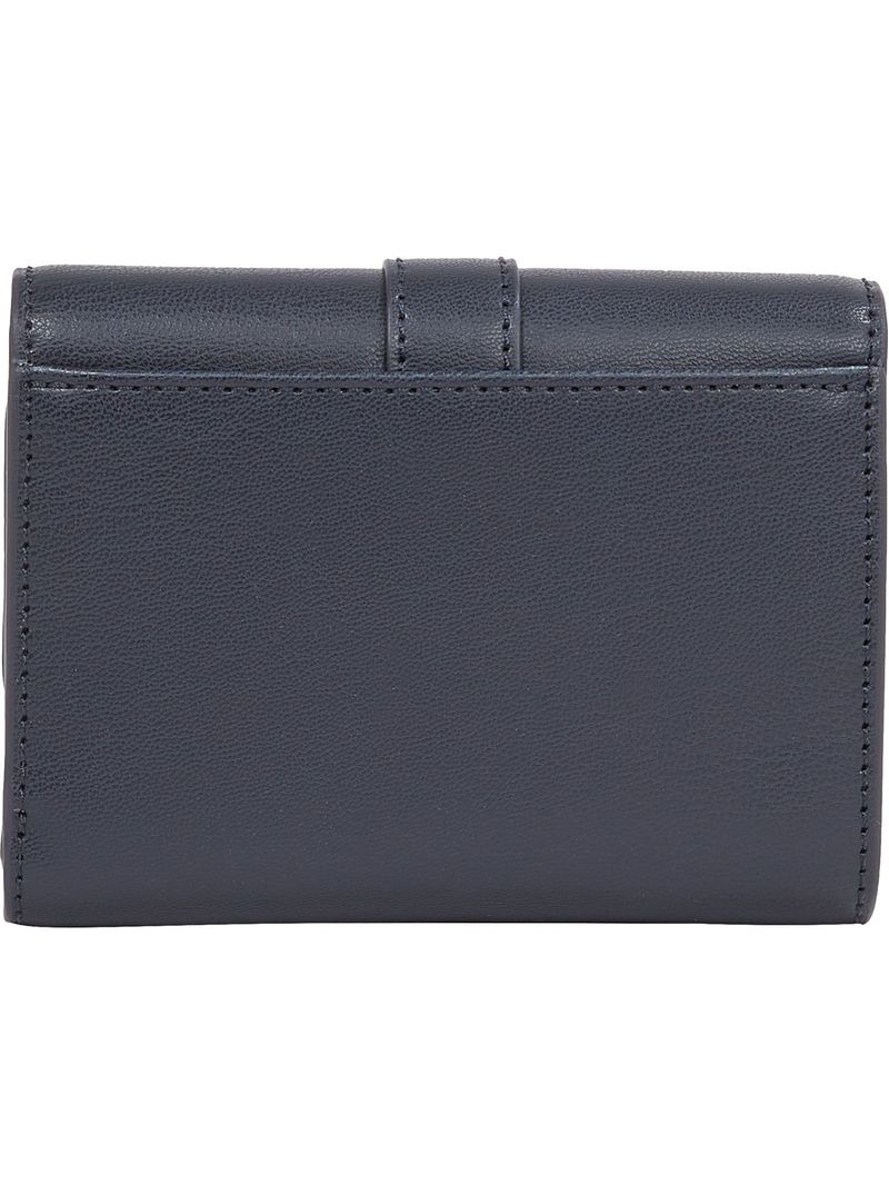 Billetera-Heritage-con-solapa-y-monograma-TH