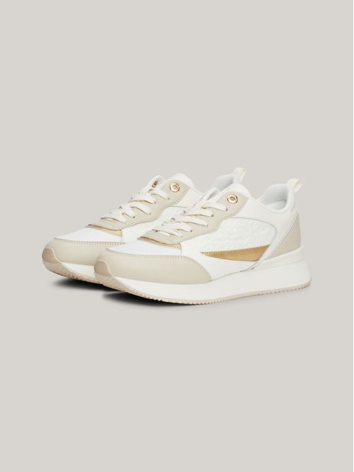 Tenis estilo running con texturas mixtas