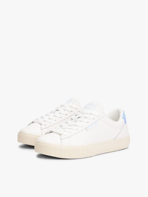 Tenis Essential de cuero con logo