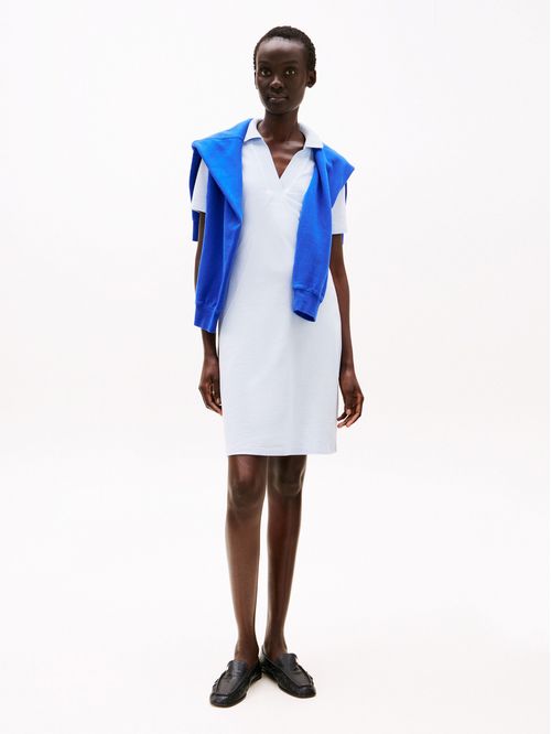 Vestido tipo polo con cuello en V abierto