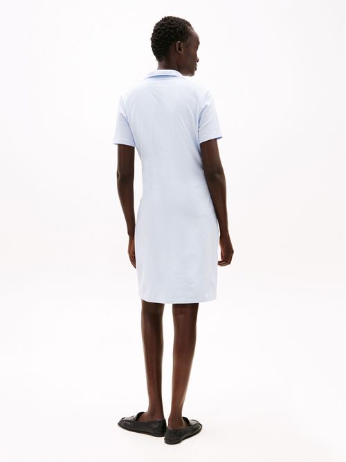 Vestido tipo polo con cuello en V abierto