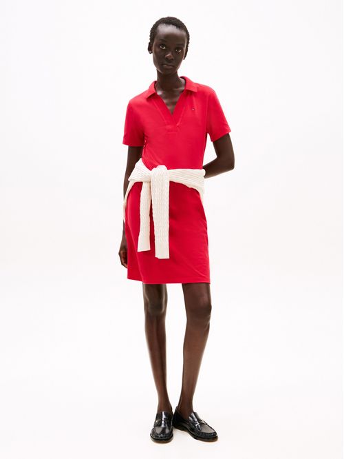 Vestido tipo polo con cuello en V abierto