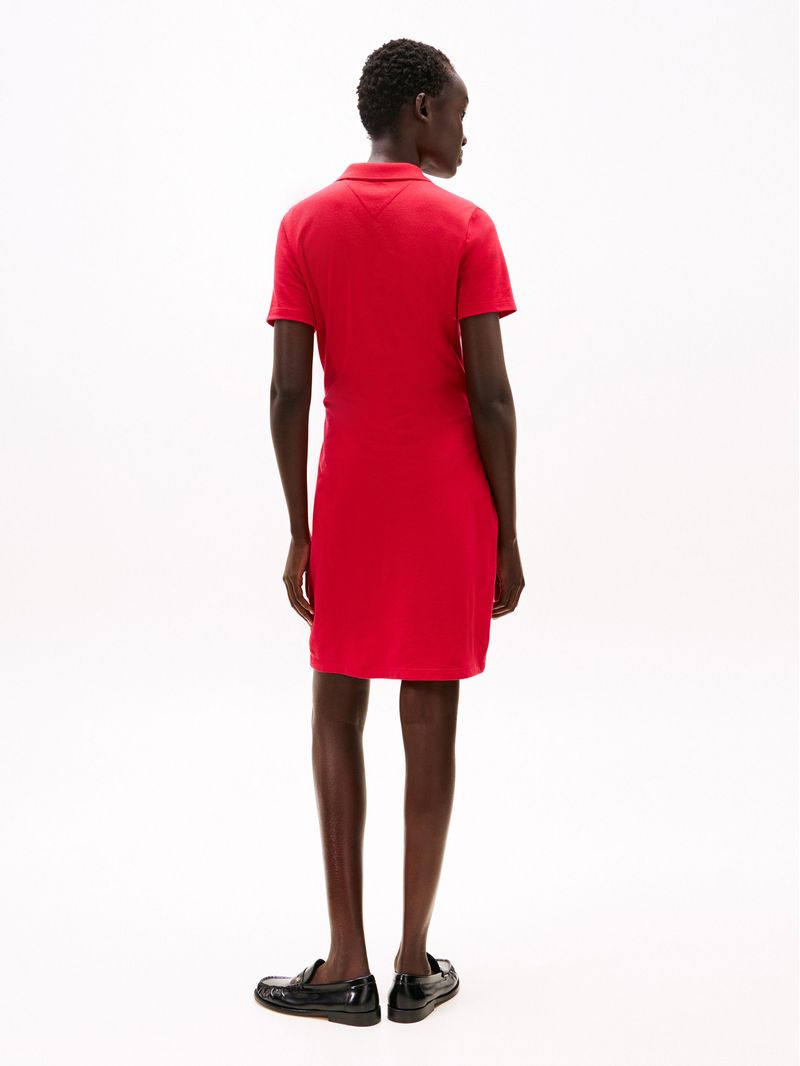 Vestido-tipo-polo-con-cuello-en-V-abierto