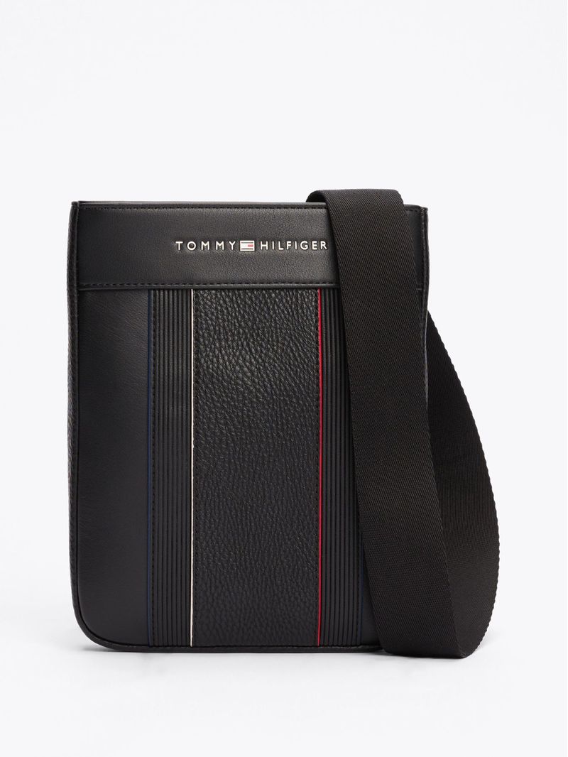 Cartera-bandolera-con-logo-metalico