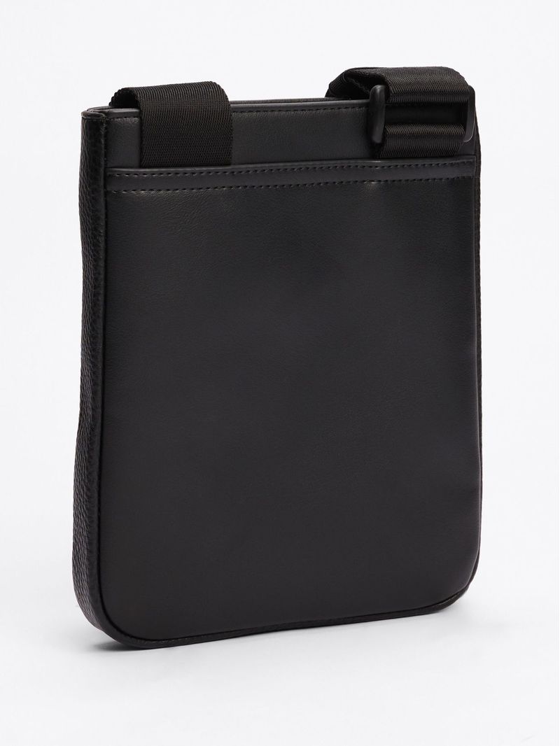 Cartera-bandolera-con-logo-metalico