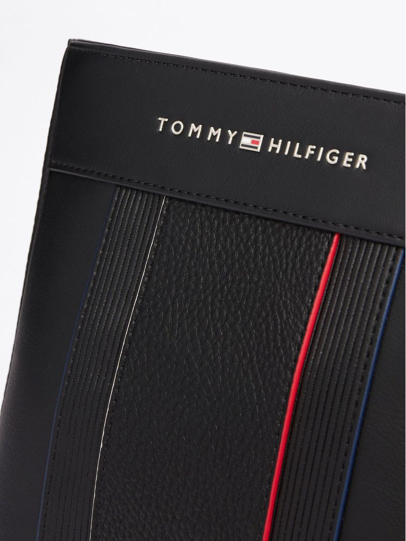Cartera-bandolera-con-logo-metalico