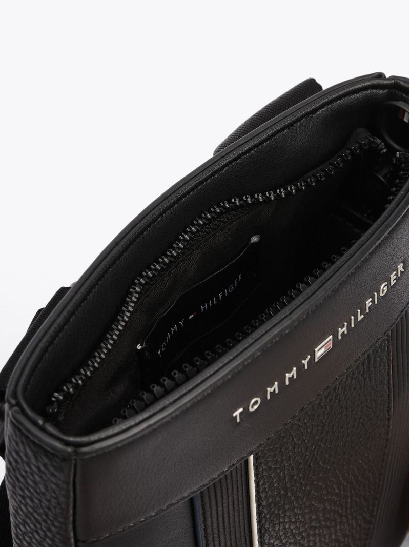 Cartera-bandolera-con-logo-metalico