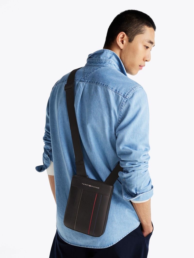 Cartera-bandolera-con-logo-metalico
