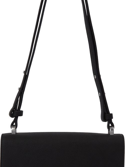 Cartera bandolera con solapa y logo