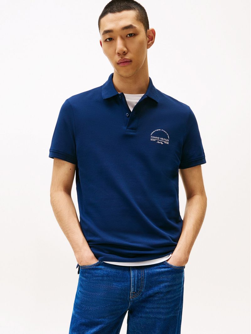 Polo-de-corte-regular-con-logo-arqueado