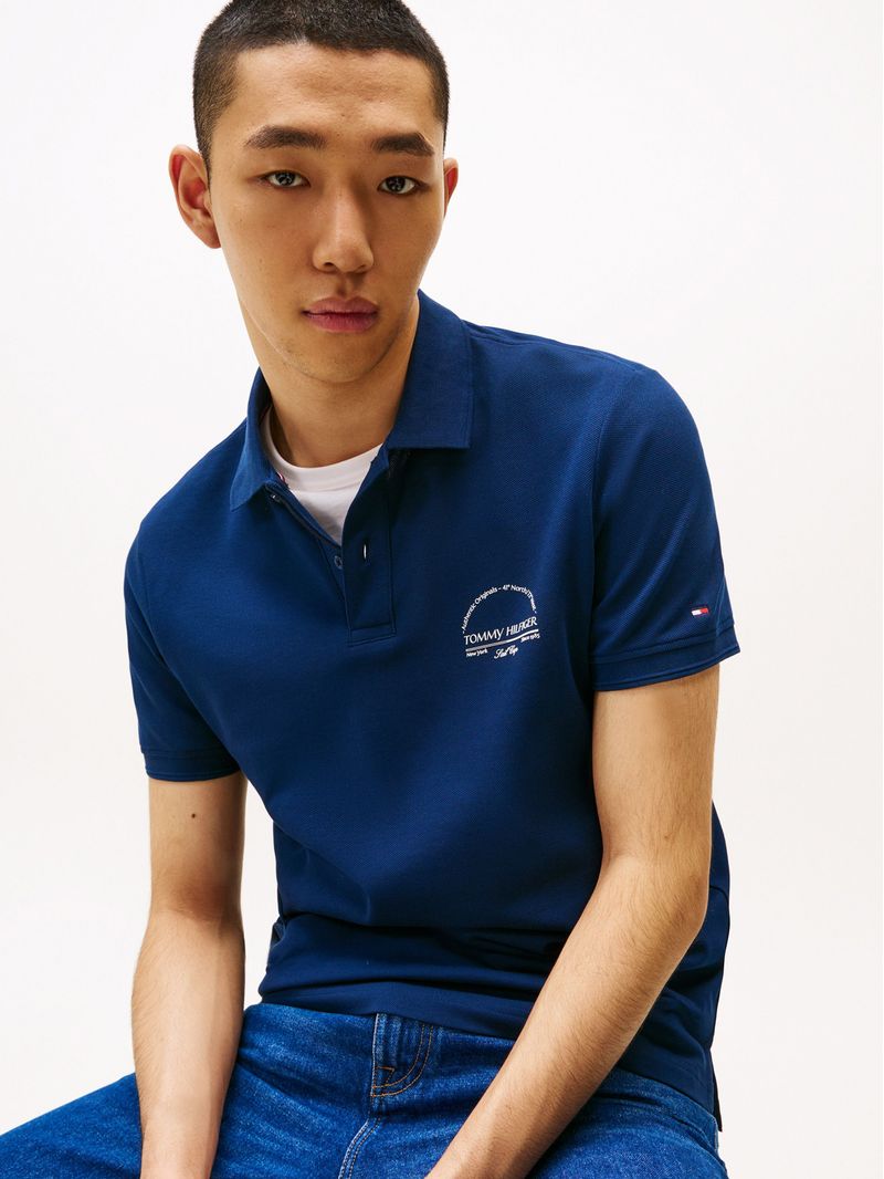 Polo-de-corte-regular-con-logo-arqueado