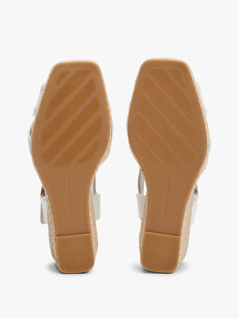Sandalias-de-cuña-estilo-alpargata