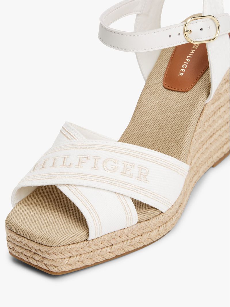 Sandalias-de-cuña-estilo-alpargata