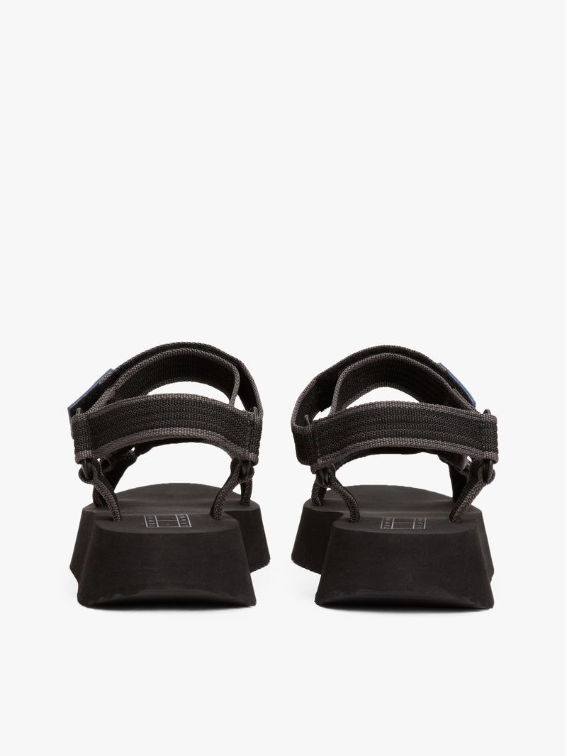 Sandalias-de-plataforma-con-suela-dentada