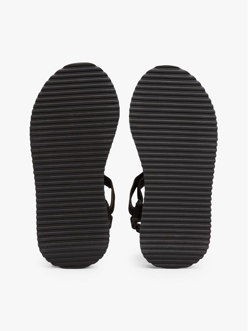 Sandalias-de-plataforma-con-suela-dentada
