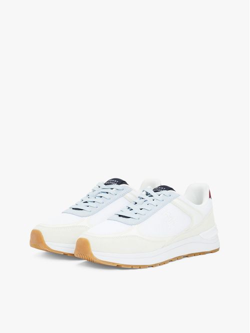 Tenis con mezcla de texturas