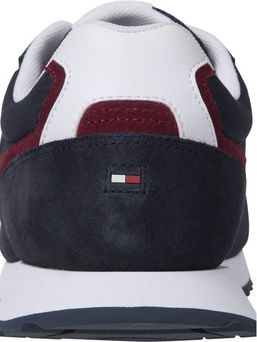 Tenis de ante con suela dentada