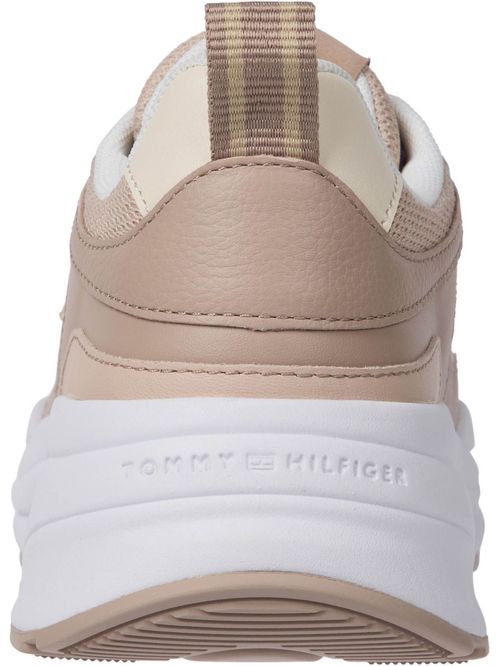 Tenis robustas con mix de texturas