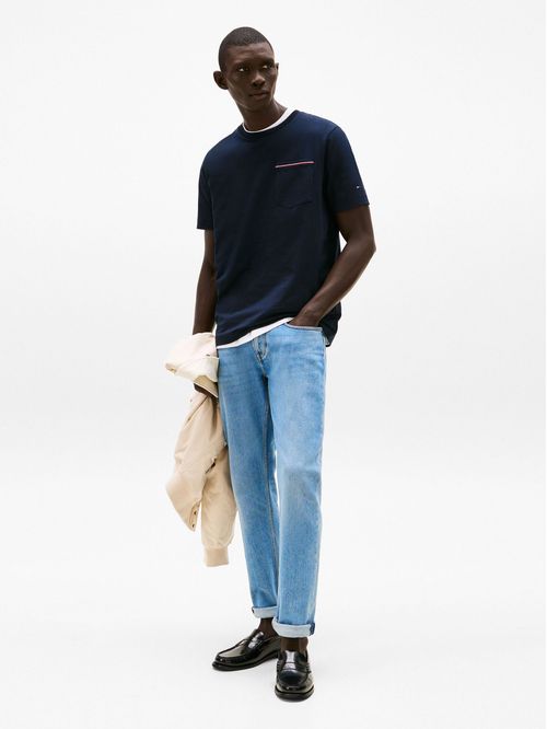 T-shirt con bolsillo y cinta distintiva