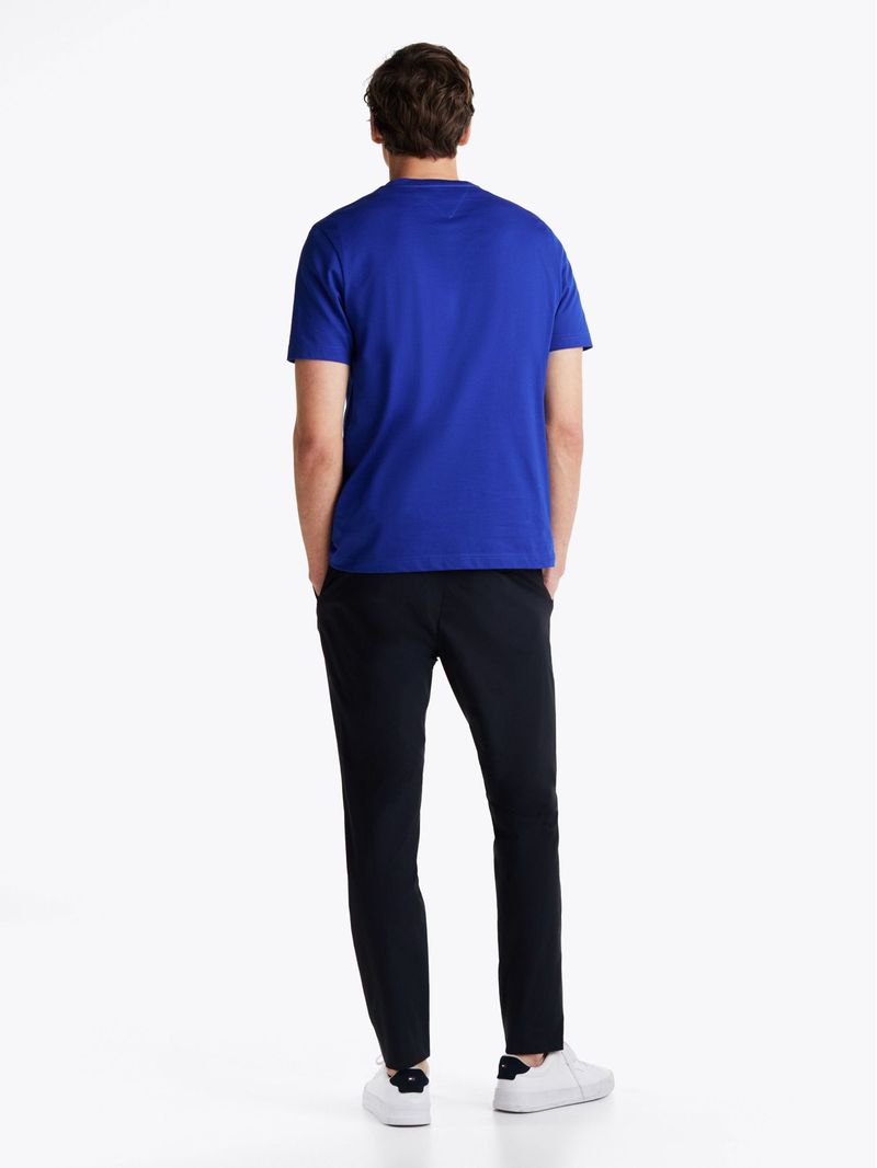 T-shirt-con-logo-bordado