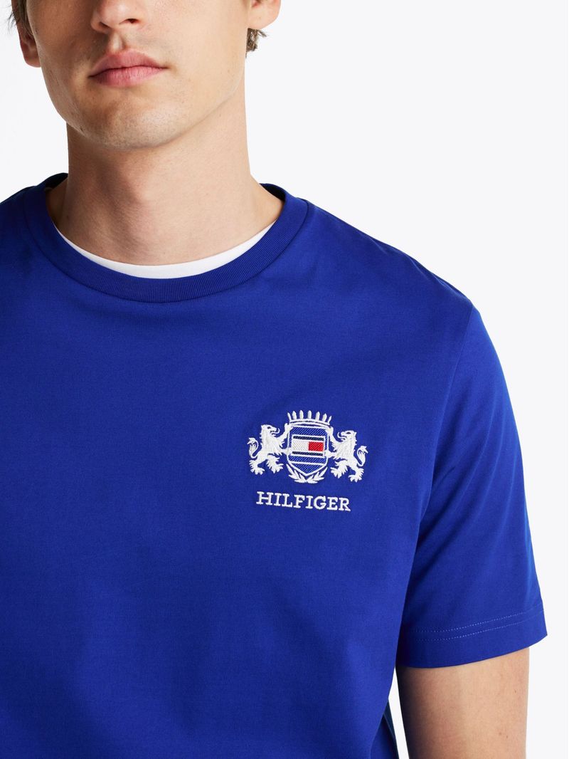 T-shirt-con-logo-bordado