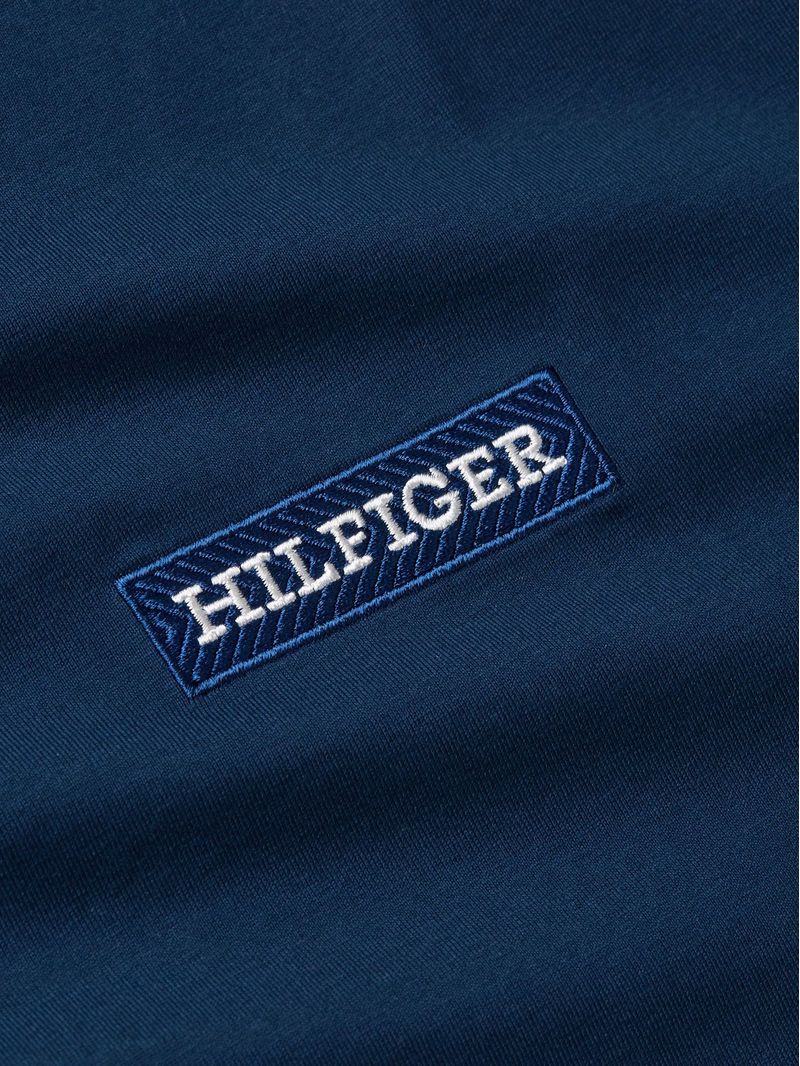 T-shirt-con-logo-monotipo-pequeño-en-el-pecho