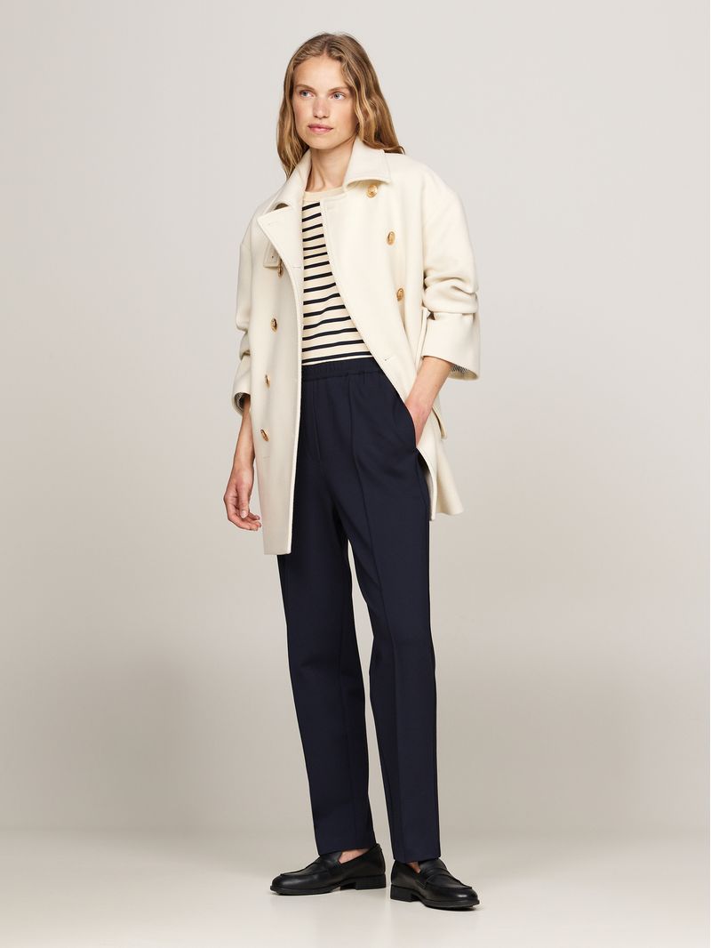 Pantalon-de-pierna-conica-con-logo-metalico