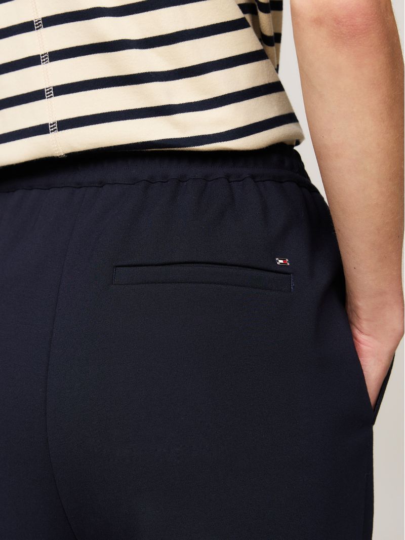 Pantalon-de-pierna-conica-con-logo-metalico