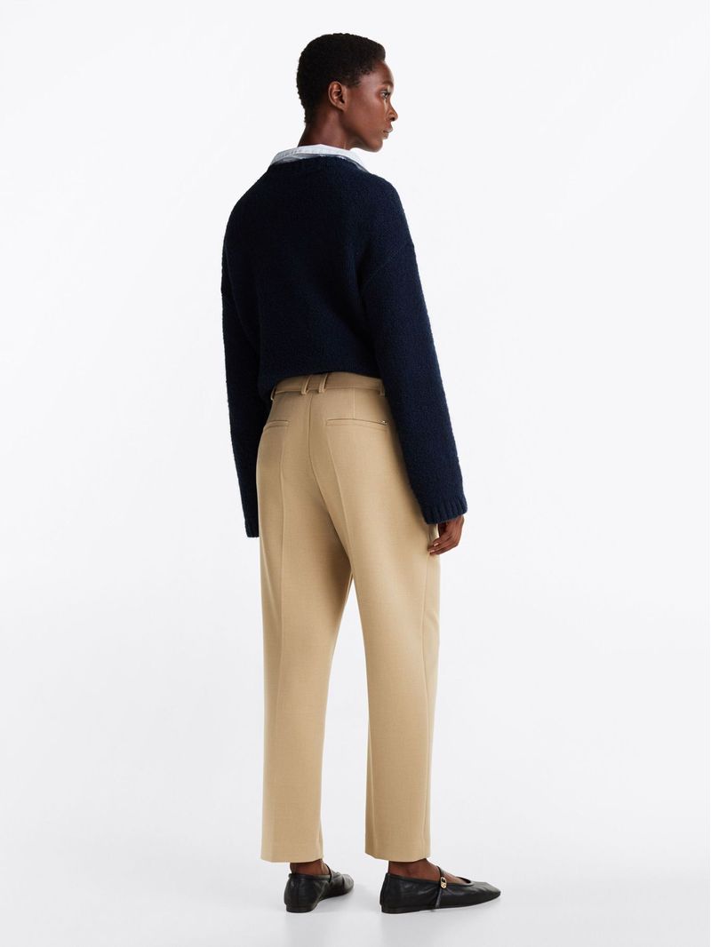 Pantalon-recto-de-corte-slim-cropped