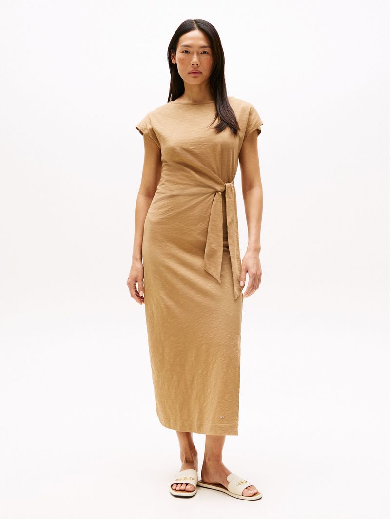 Vestido-midi-con-corte-slim-y-cuello-barco