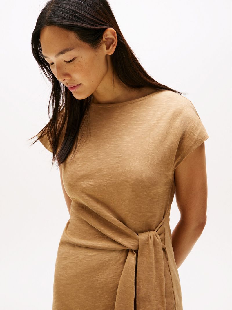 Vestido-midi-con-corte-slim-y-cuello-barco