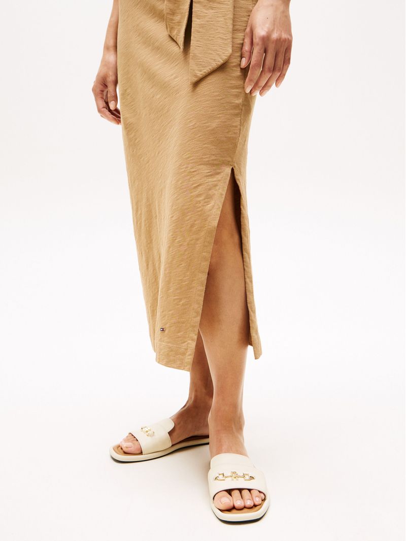 Vestido-midi-con-corte-slim-y-cuello-barco