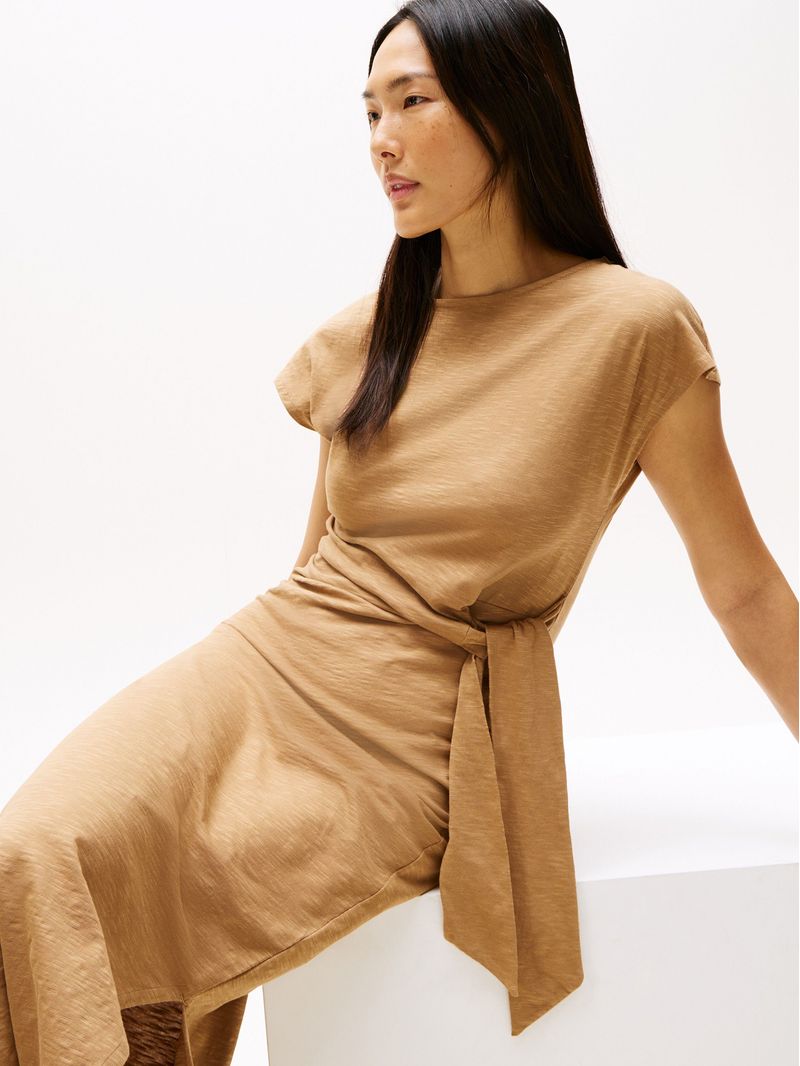 Vestido-midi-con-corte-slim-y-cuello-barco