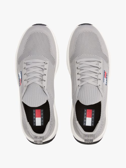 Tenis de punto con logo en relieve