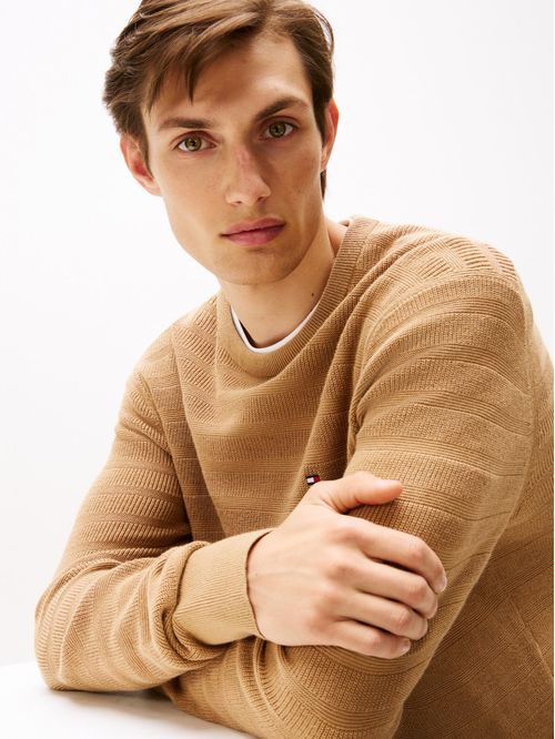 Sweater de rayas texturizadas y cuello redondo