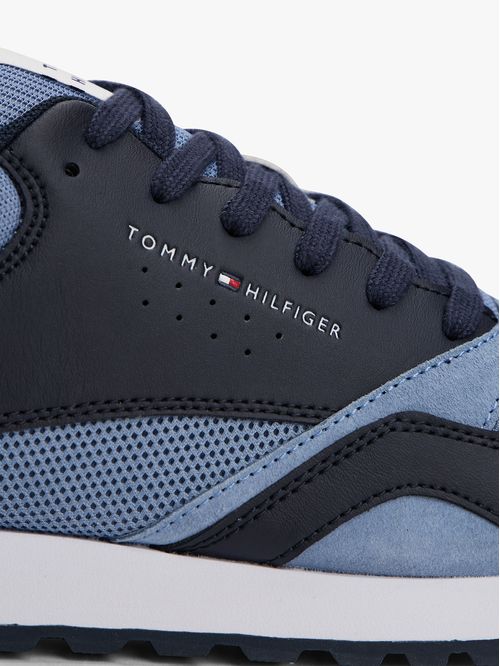 Tenis con malla y logo