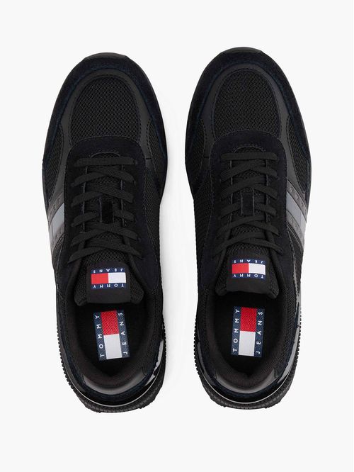 Tenis de ante con suela dentada