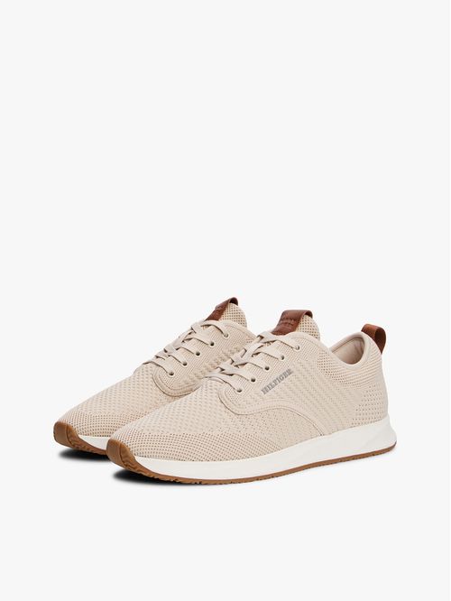 Tenis de punto con logo