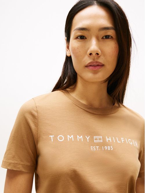 T-shirt con cuello redondo y logo distintivo