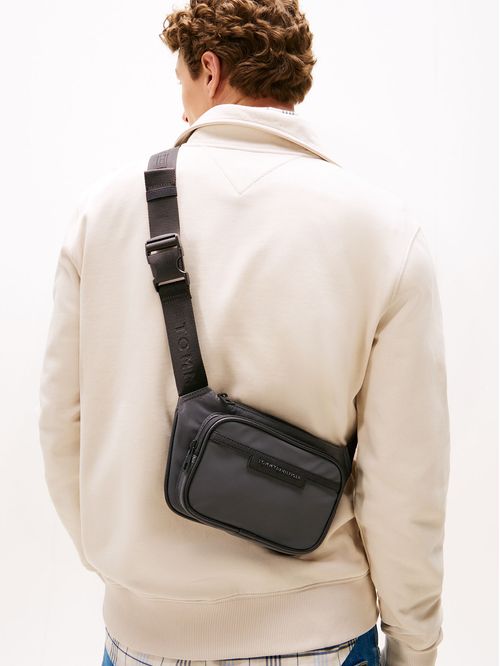 Cangurera con logo metálico