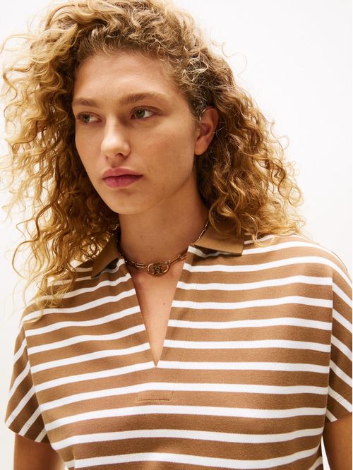 Polo de corte amplio