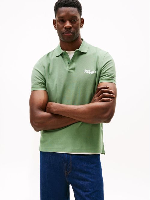 Polo de corte regular con logo gráfico