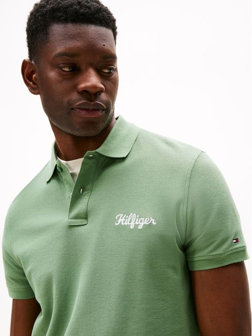 Polo de corte regular con logo gráfico