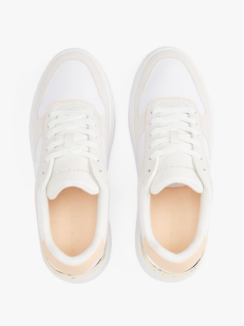 Tenis con mezcla de texturas