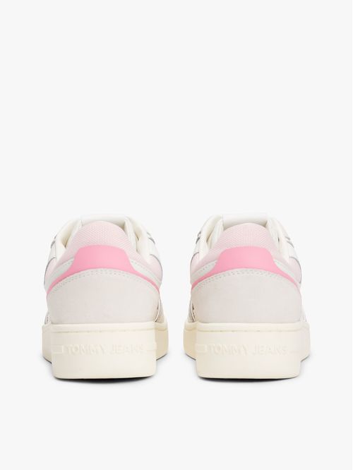 Tenis con suela dentada