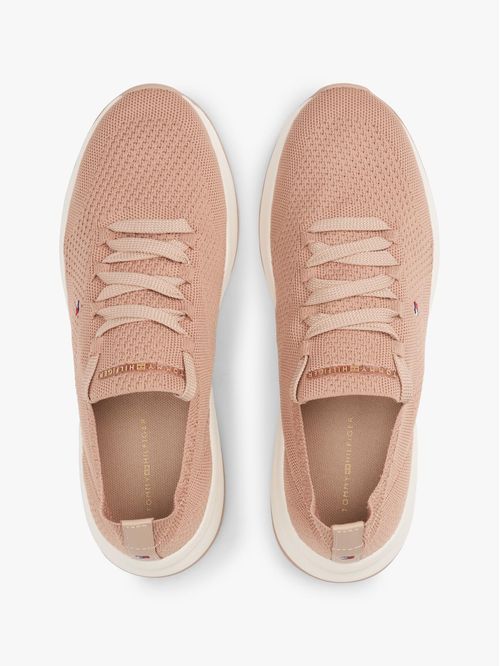 Tenis de punto con logo bordado